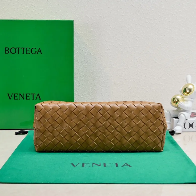 The 2023 new Andiamo batch of 2260 BV has been shipped‼ ️Really popular🔥The new Andiamo woven handbag launched by Bottega Veneta this season is really popular all over the world! ! Celebrities at home and abroad have worn it, and Oscar-winning actress Michelle Yeoh has taken it out on the street. Song Jia, Trai Yara, Yu Feihong, Sanji Ayaka, Rosie Hunting-Whiteley, Yoshioka Riho, etc. have all picked up this bag. It is classic and versatile, showing off its temperament, and the bag capacity is also large, which is very convenient for daily commuting! ! A variety of carrying methods, the shoulder straps can be adjusted by yourself, the original lambskin feels soft and delicate, and the unisex style breaks gender boundaries and brings a more practical and longer-lasting use experience. Andiamo, which has both elegant and casual styles, perfectly interprets the true appearance of "fashionable old money style". Style number: 8463 Size: 32*24*12